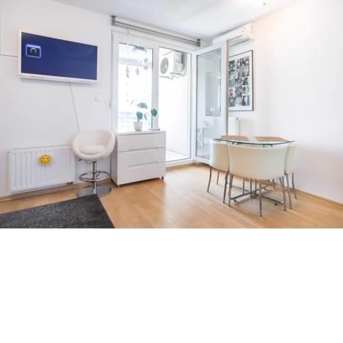Cozy & Modern Studio with Balcony