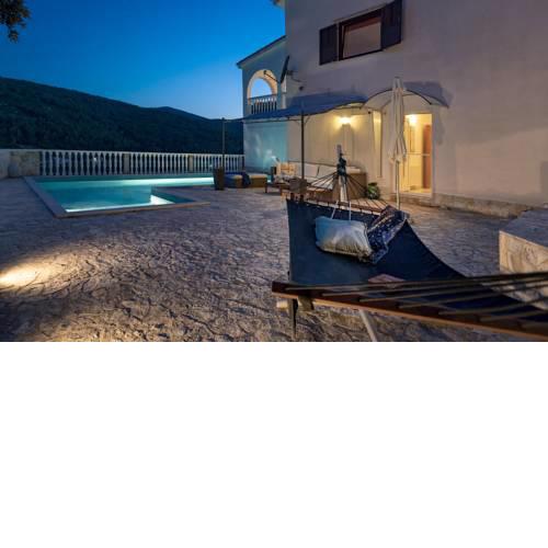 Cozy Pool Villa