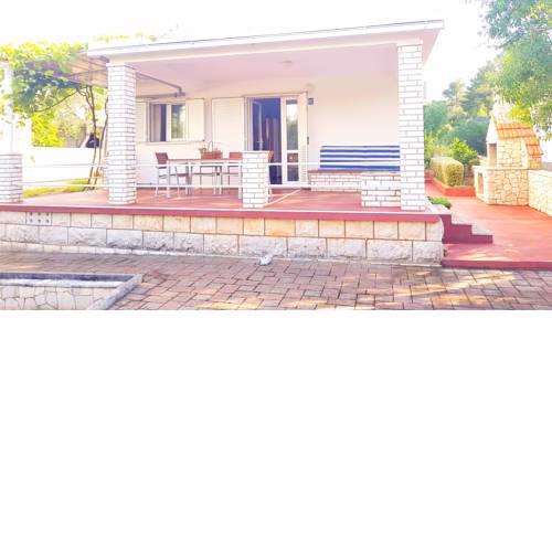 Cozy vacation house with fireplace and big terase,close to the sea