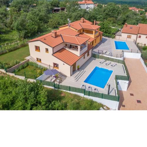 Cozy Villa in Zbandaj with Swimming Pool