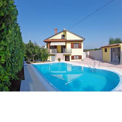 Cozy villa with a sizable pool in the village of St. Kirin.