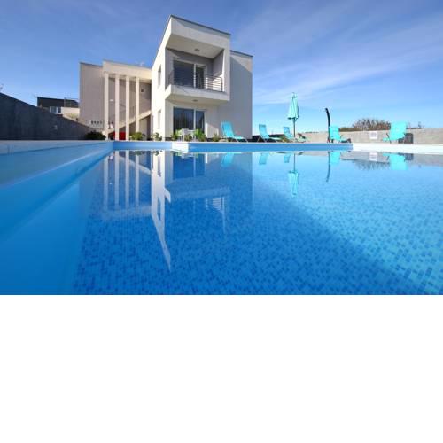 Croliday Apartment with Pool Nin