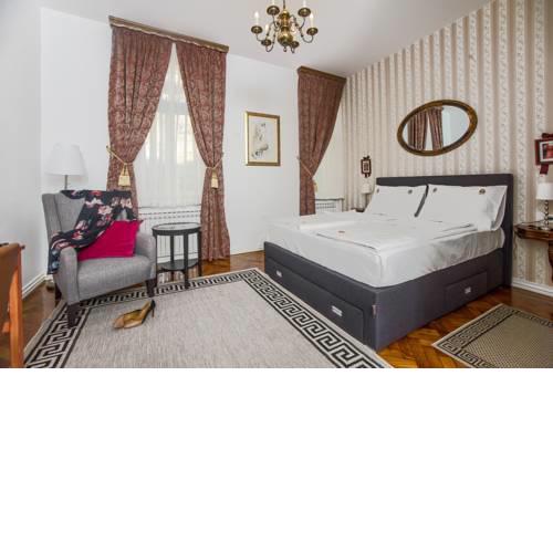 Crown Deluxe Apartment & Rooms