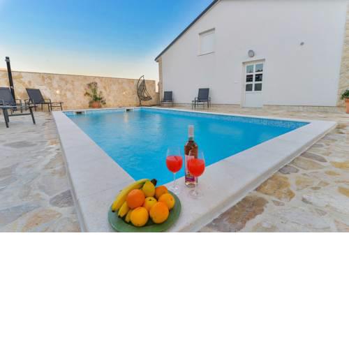 Crowonder Smile Villa