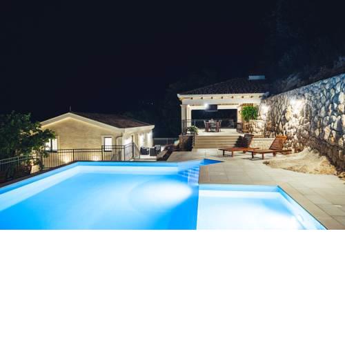 ctim241/ Modern furnished holiday home wih a private pool