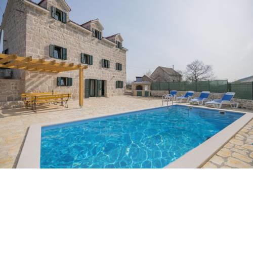ctim272- Holiday house with swimming pool