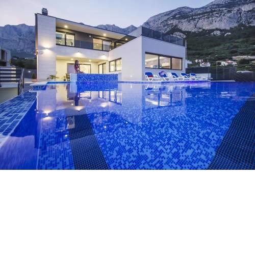 ctma225/ Holiday house with heated private pool