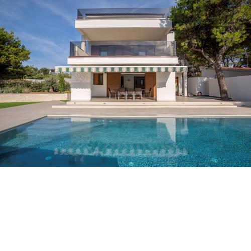 ctra162/ Newly built, modern villa with private pool