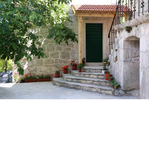 ctse204/1 - House with shared swimming pool