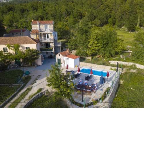 cttu294/295-Beautiful stone house in Alt-Tucepi with heated pool for 8 + 2 persons