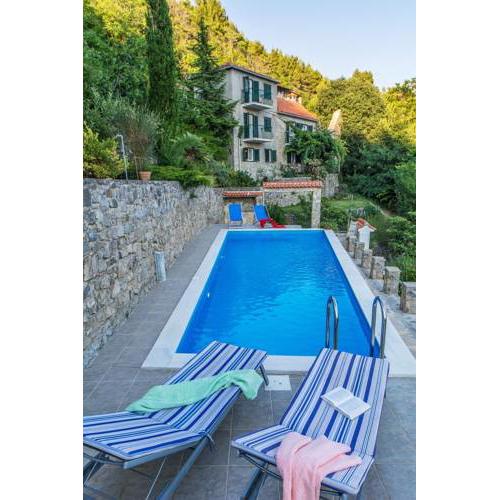 ctzr177/ Stone house with private pool