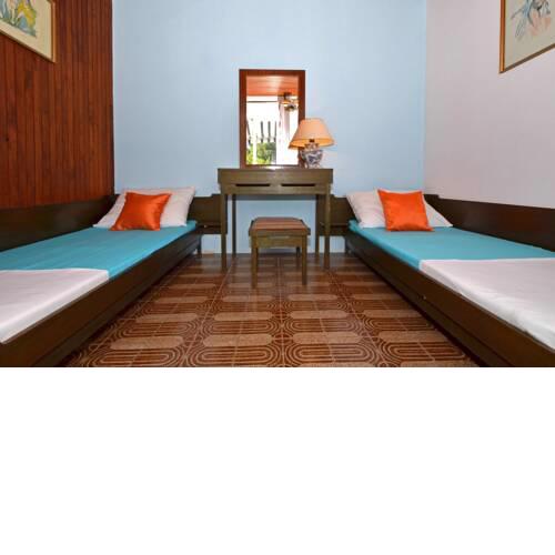 D - large apt with big terrace next to the beach