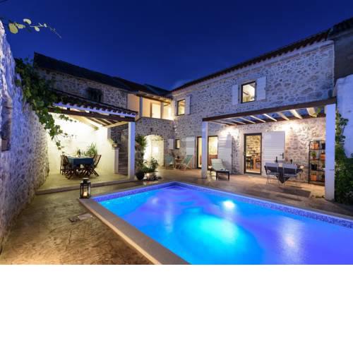 Dalmatian stone villa with heated pool, Nin