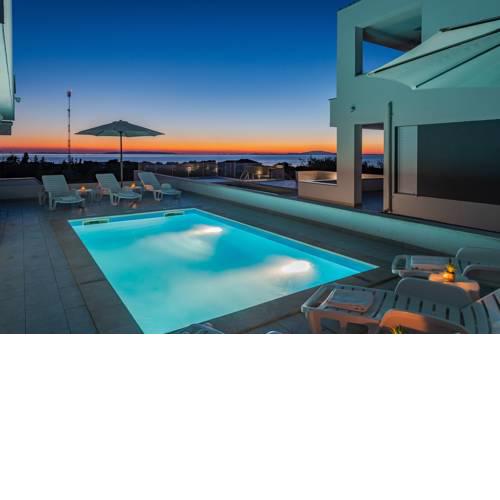 Dario 1. modern & luxury ap. with a pool