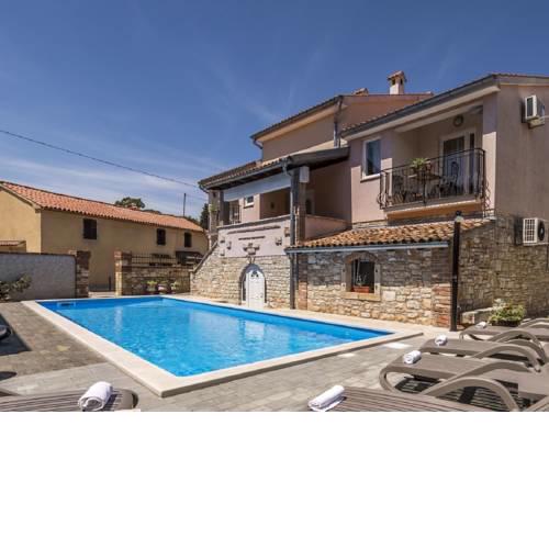 Delightful Apartment near Tar with Swimming Pool