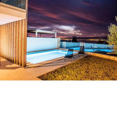 Deluxe Apartment Rova with private pool and sea view