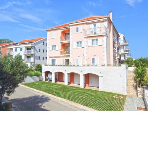 Deluxe Apartments Primi