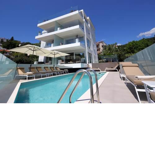 Designed Apartment with swimming pool near the beach