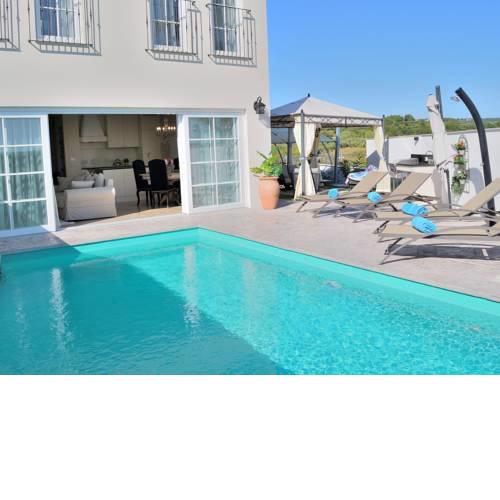 Detached villa for 4 persons, private pool, stylish interior, restaurant 100 m