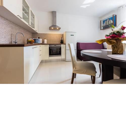 Drago 2BR apt. in old town