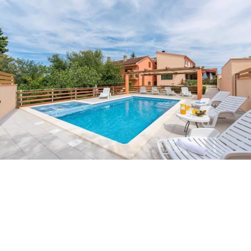 E-M Apartments with Private pool