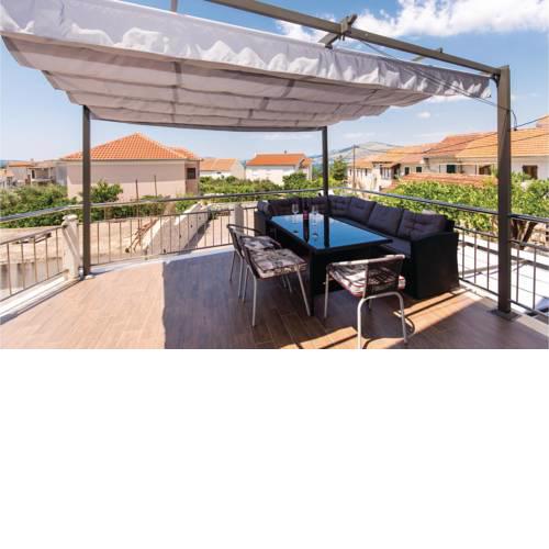 Eight-Bedroom Holiday Home in Okrug Gornji