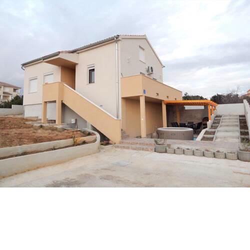 Elegant Holiday Home in Maslenica with Jacuzzi