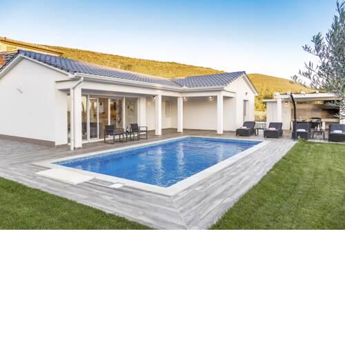 Elegant Villa with an outdoor pool