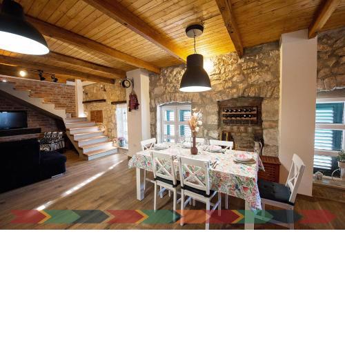Eli Rustic, holiday home with private pool