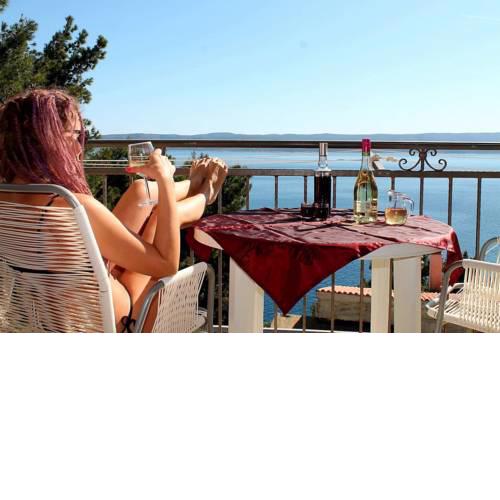 Entire home with a swimming pool for 12 in Marusici