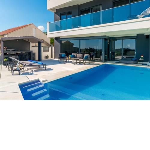 Exclusive Villa Mative
