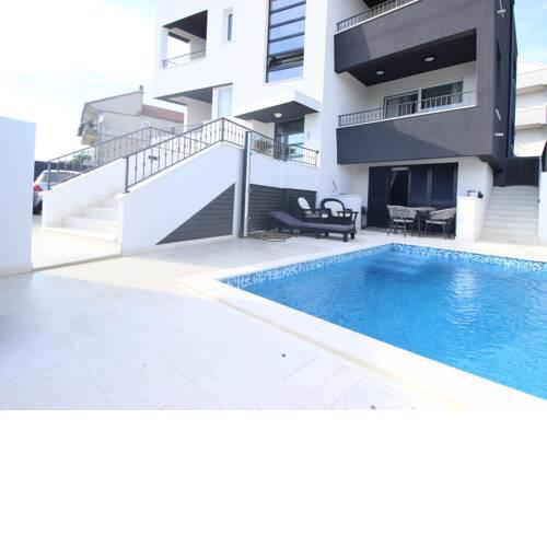 Exclusive Villa with heated pool, roofed terrace with jaccuzi,,300m from the sea