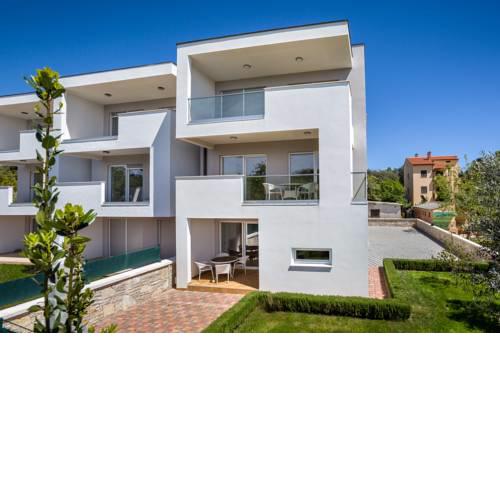 Family Friendly Apartment Near The Sea