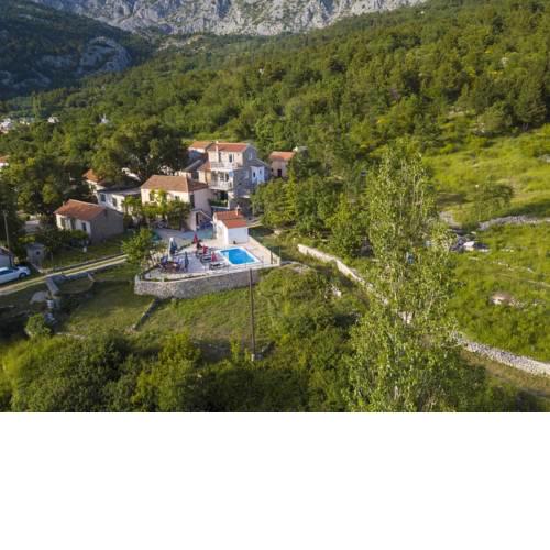 Family friendly apartments with a swimming pool Gornji Tucepi, Makarska - 17686
