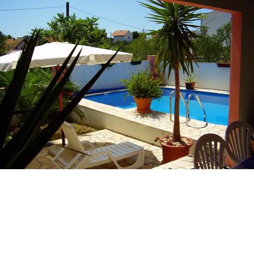 Family friendly apartments with a swimming pool Maslinica, Solta - 5180