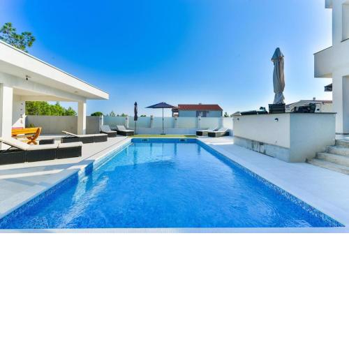 Family friendly apartments with a swimming pool Vir - Kozjak, Vir - 18589
