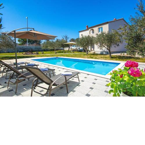 Family friendly house with a swimming pool Nin, Zadar - 19431