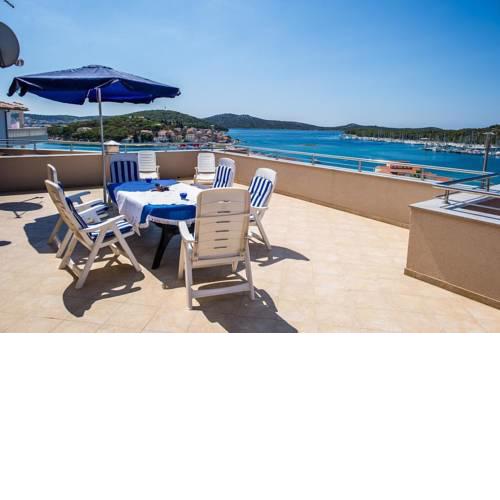 Family friendly house with a swimming pool Rogoznica - 15176