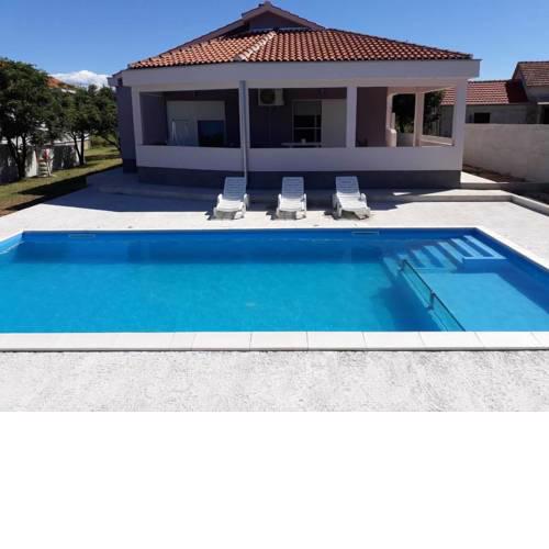 Family friendly house with a swimming pool Smilcic, Zadar - 16191