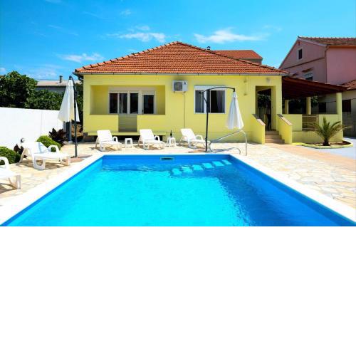 Family friendly house with a swimming pool Sukosan, Zadar - 19564