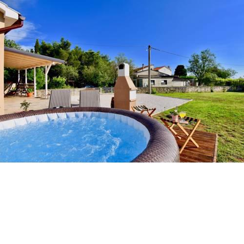 Family Holiday House with spacious backyard and jacuzzi