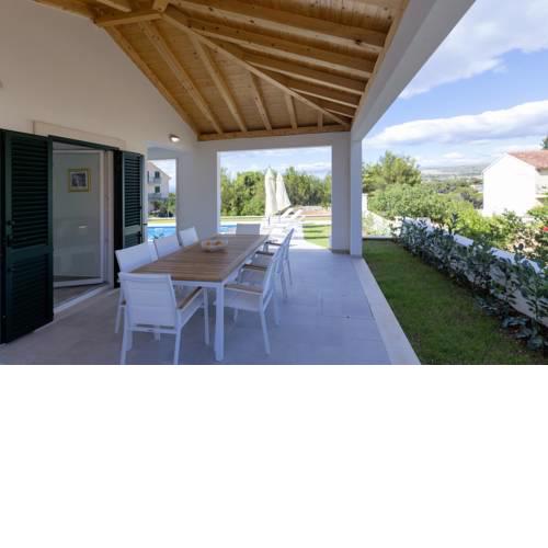 Family Villa Makarac