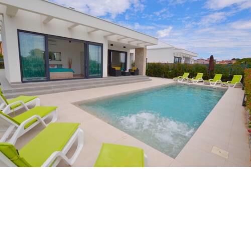 Family Villa with pool and garden