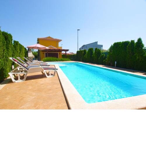 Fazana Villa Sleeps 10 with Pool and Air Con