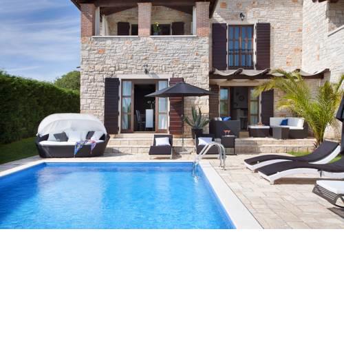 Filipini Villa Sleeps 9 with Pool Air Con and WiFi
