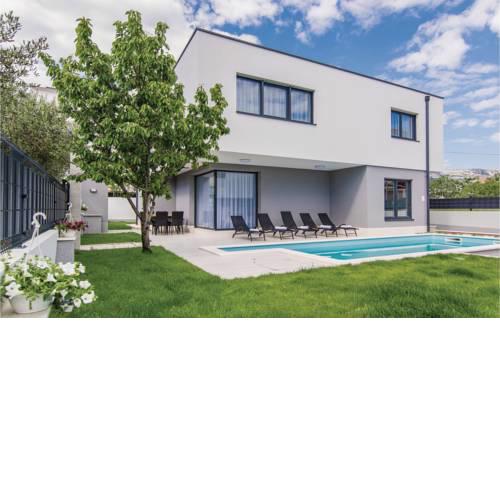 Five-Bedroom Holiday Home in Kastel Kambelovac
