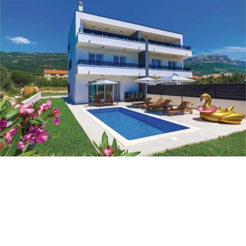 Five-Bedroom Holiday Home in Kastel Luksic