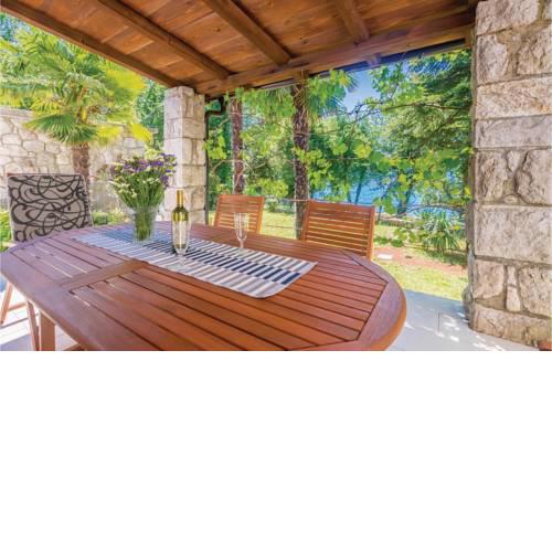 Five-Bedroom Holiday Home in Njivice