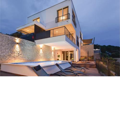 Five-Bedroom Holiday Home in Okrug Donji