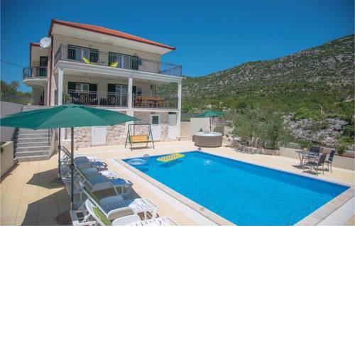 Five-Bedroom Holiday Home in Zagvozd